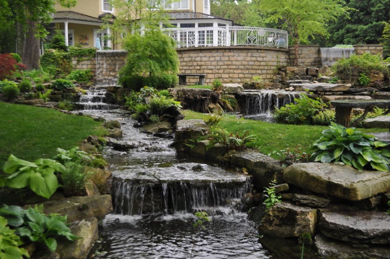 paysagiste-HYERES-min_landscaping-rock-louisville-ky-traditional-landscape-and-boulders-brick-wall-bushes-grass-koi-law